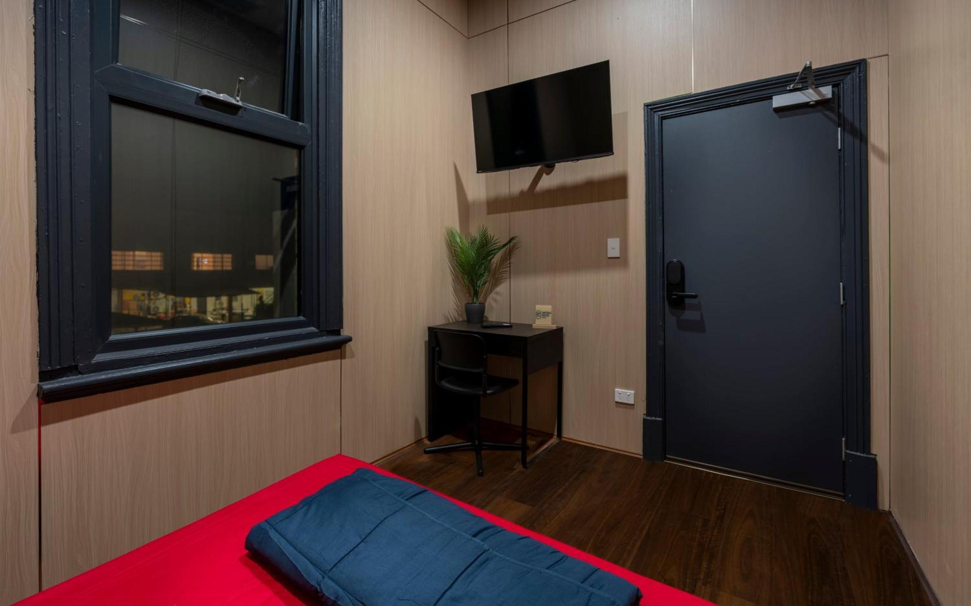 Capsule Hostel Perth - Note - Valid Passport Required To Check-In — Photos 1